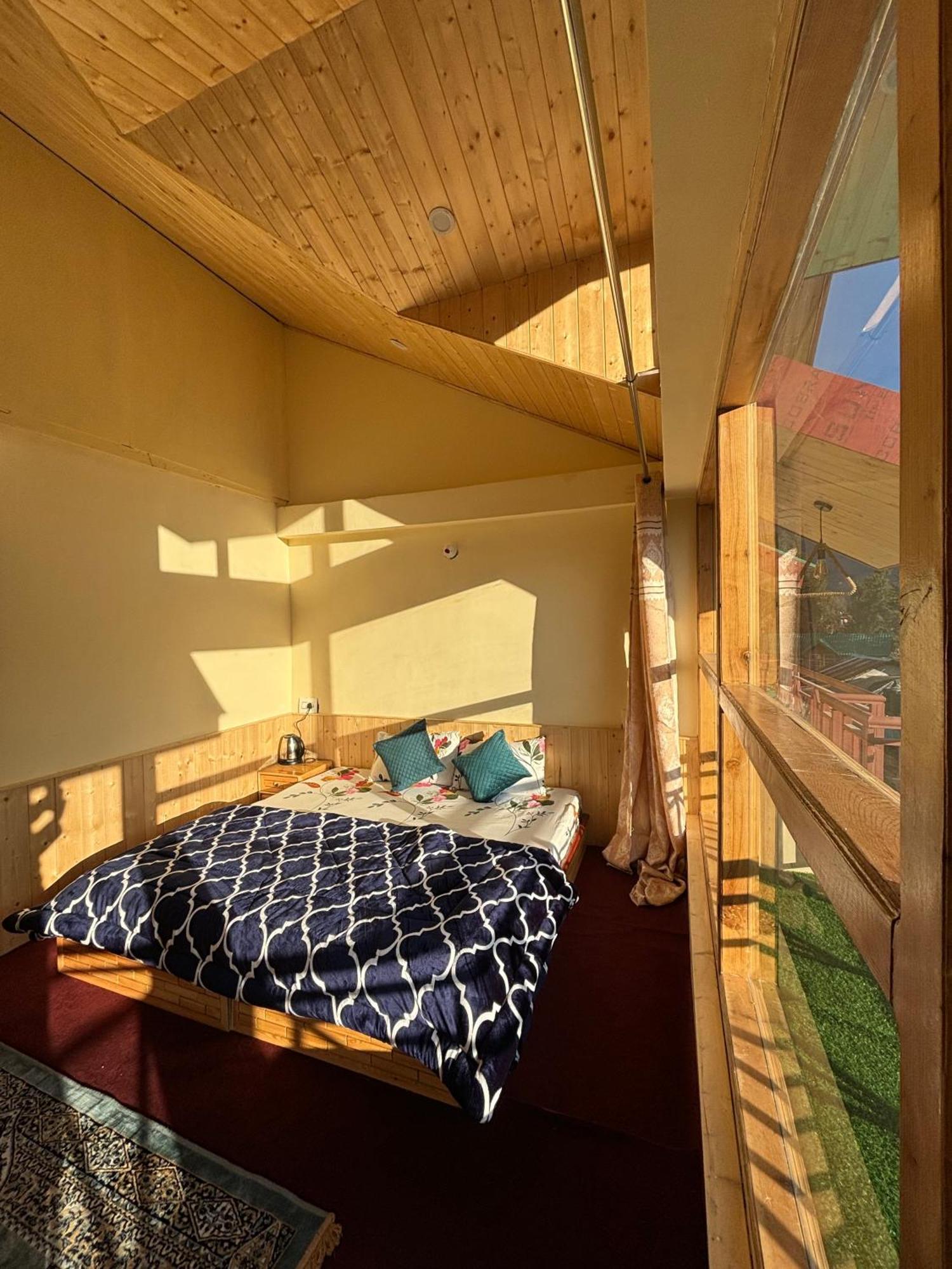 The Pineapple Home Manāli Eksteriør billede